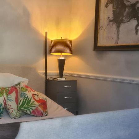 Parc Lodge Guesthouse Бридженд Екстериор снимка