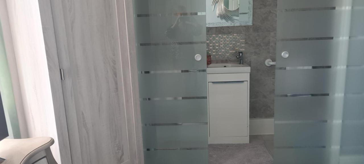 Parc Lodge Guesthouse Бридженд Екстериор снимка