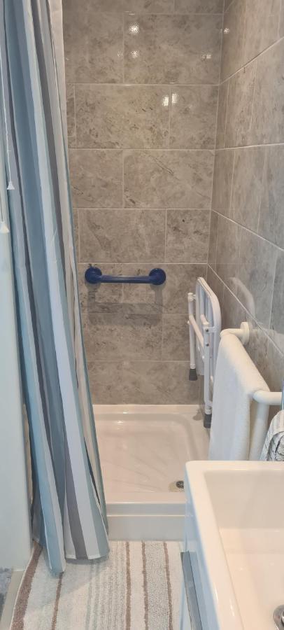 Parc Lodge Guesthouse Бридженд Екстериор снимка