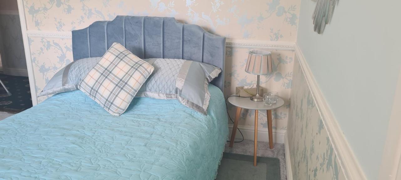 Parc Lodge Guesthouse Бридженд Екстериор снимка