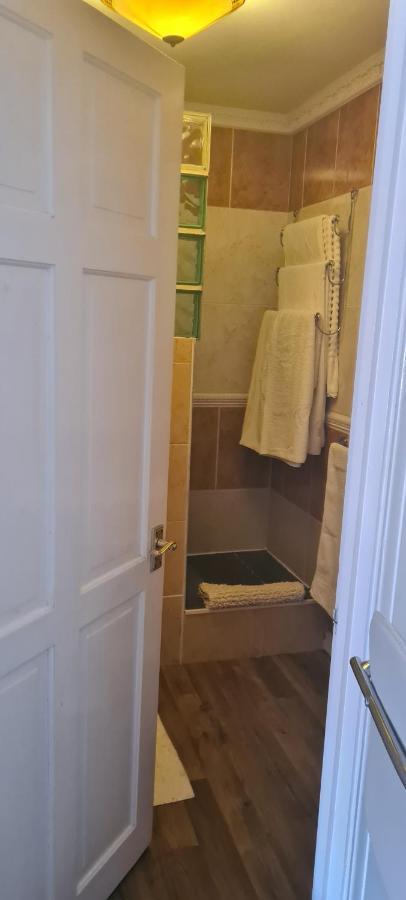 Parc Lodge Guesthouse Бридженд Екстериор снимка