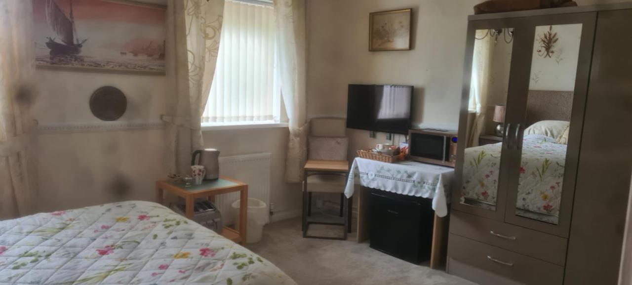 Parc Lodge Guesthouse Бридженд Екстериор снимка