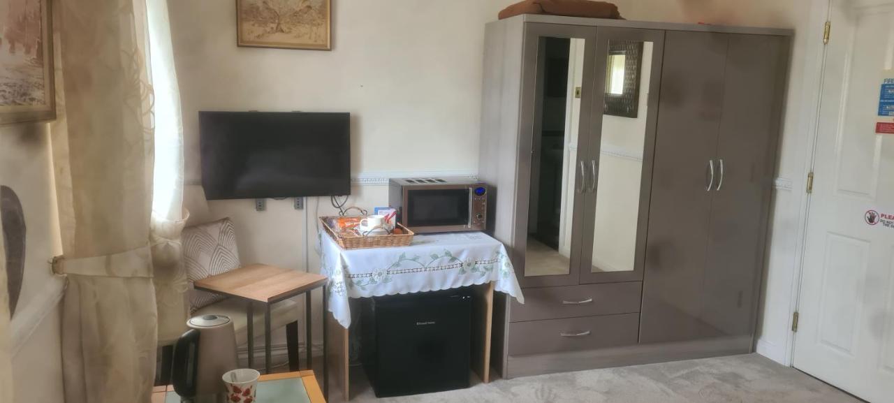 Parc Lodge Guesthouse Бридженд Екстериор снимка