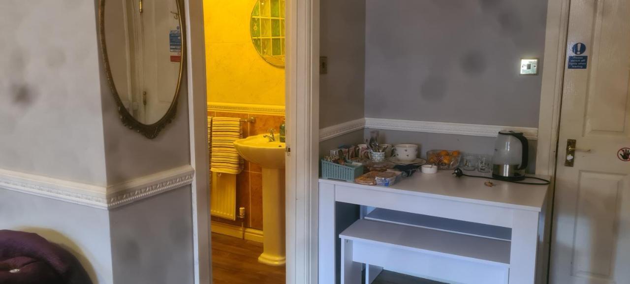 Parc Lodge Guesthouse Бридженд Екстериор снимка