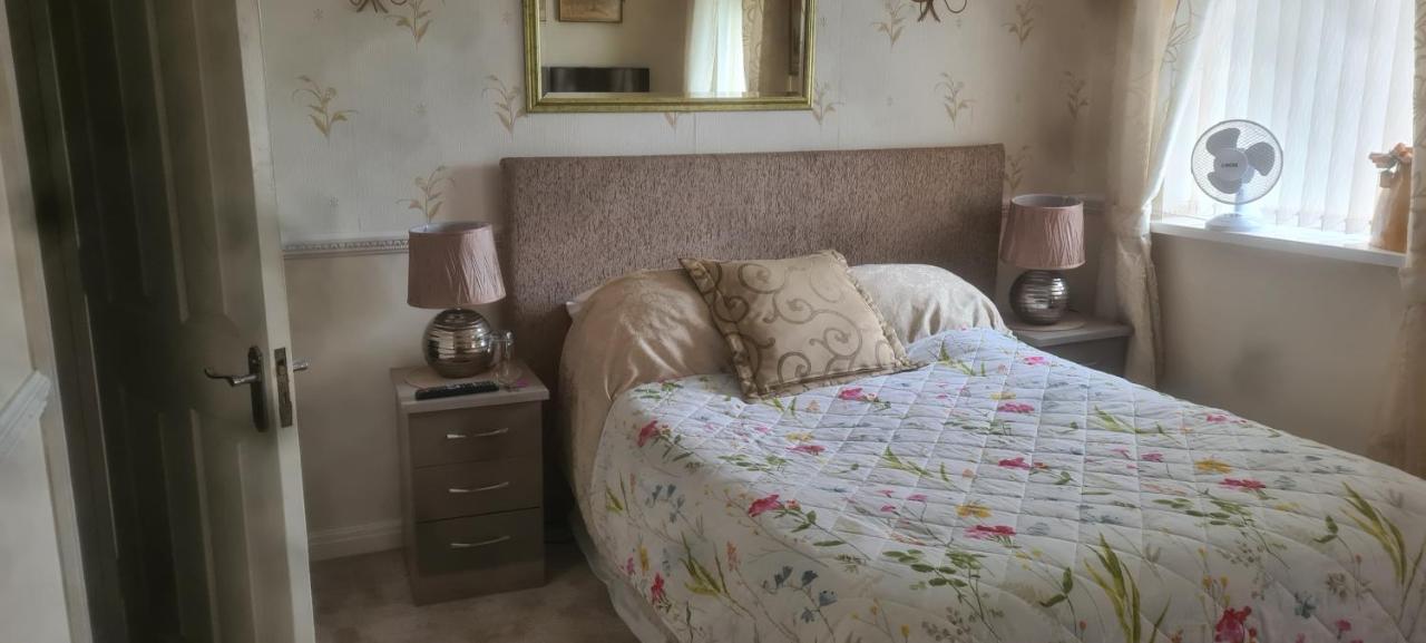 Parc Lodge Guesthouse Бридженд Екстериор снимка