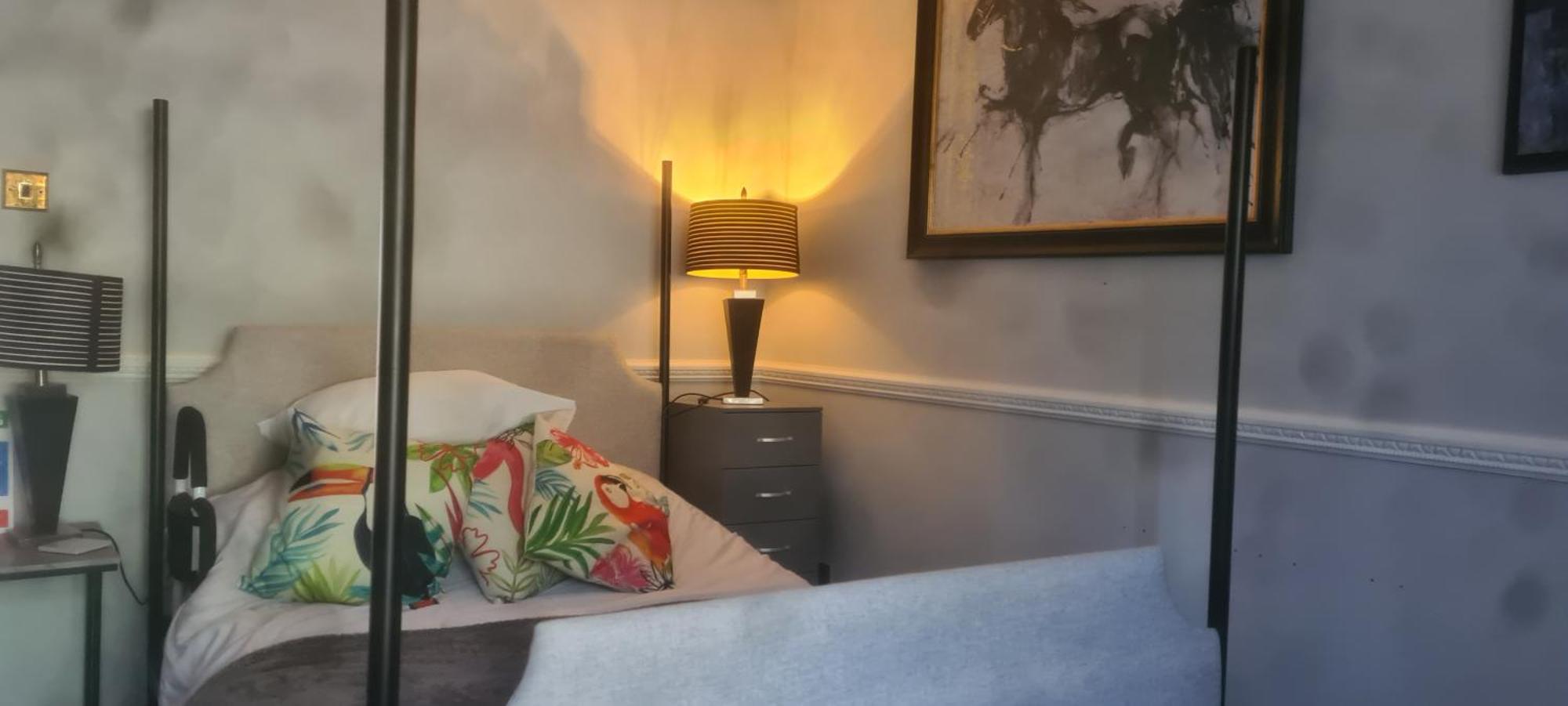 Parc Lodge Guesthouse Бридженд Екстериор снимка